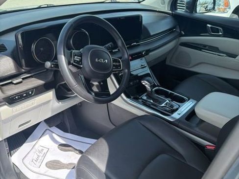 Used 2023 Kia Carnival EX FWD image 13