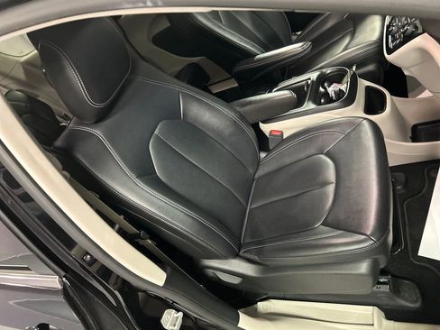 Used 2024 Chrysler Pacifica Touring-L image 26