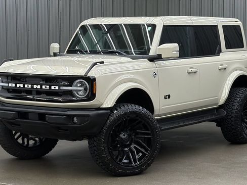 Used 2025 Ford Bronco Outer Banks AWD/4WD image 1