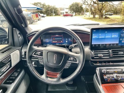 Used 2023 Lincoln Navigator Reserve image 11