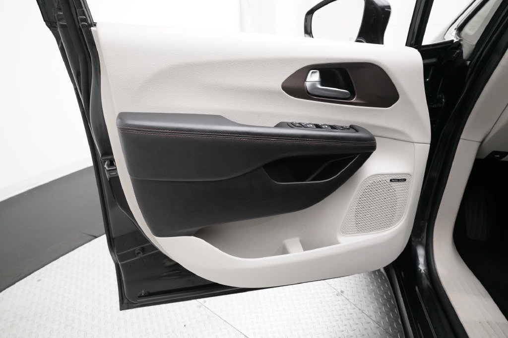 Used 2017 Chrysler Pacifica Touring-L Plus FWD image 28
