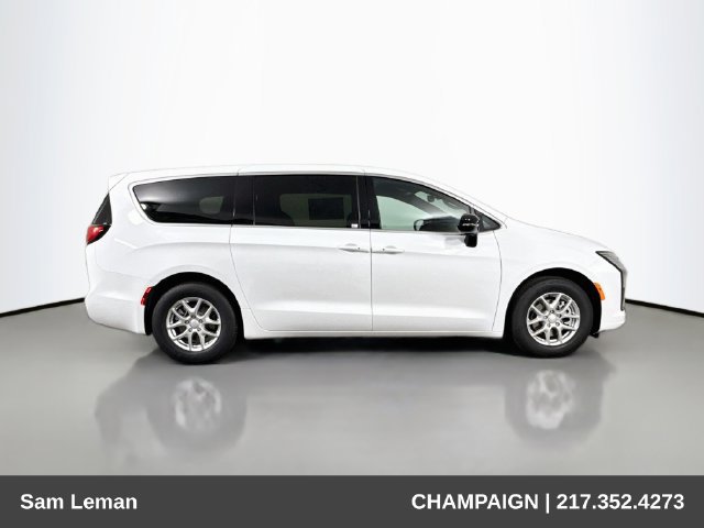 New 2027 Chrysler Pacifica Select FWD image 8