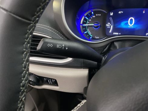 Used 2023 Chrysler Pacifica Touring-L image 24