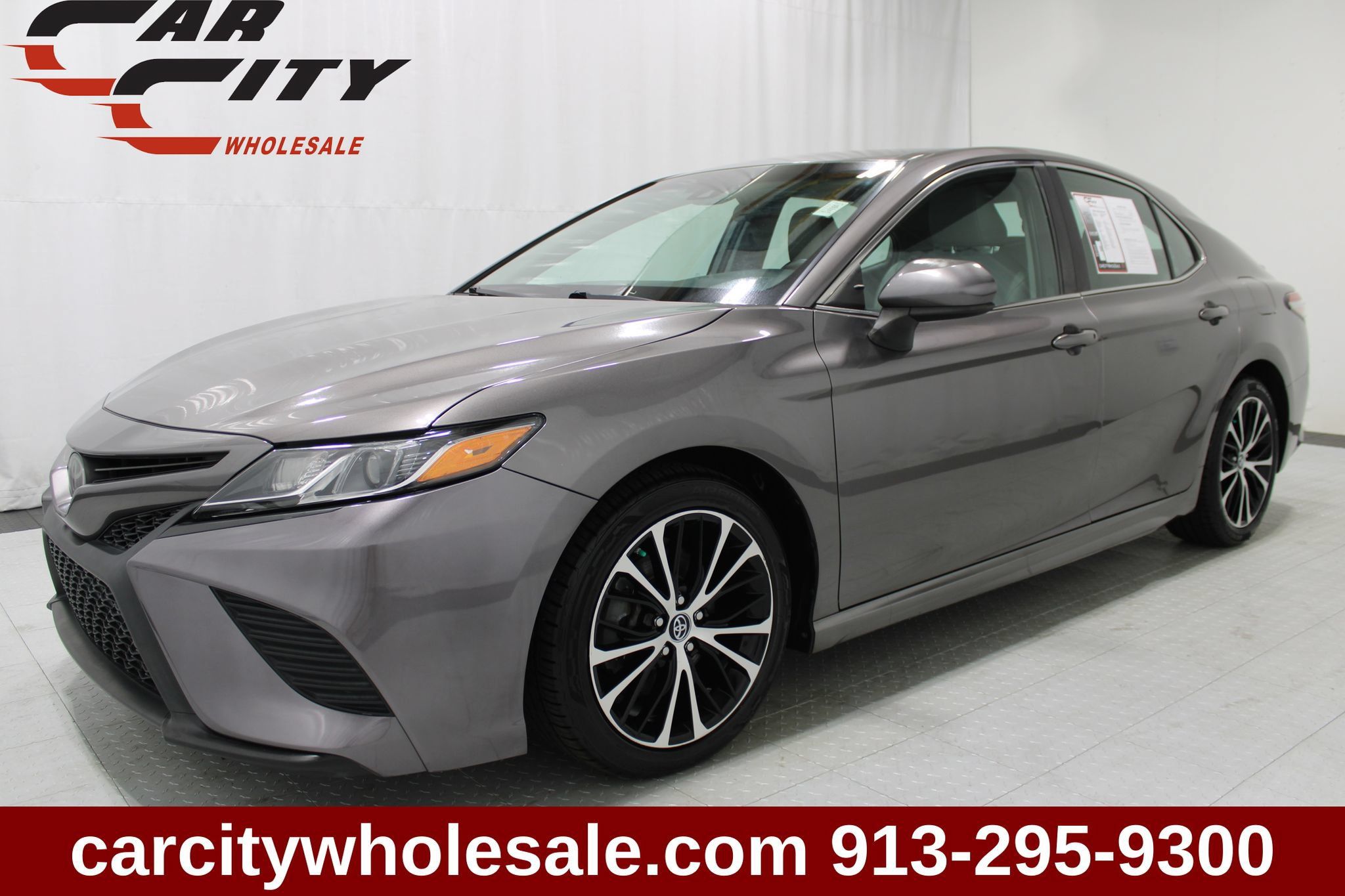 Used 2018 Toyota Camry SE FWD image 1