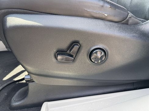 Used 2017 Chrysler Pacifica Limited FWD image 16