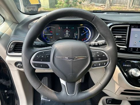 Used 2024 Chrysler Pacifica Limited FWD image 16