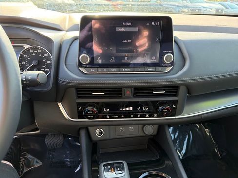 Used 2023 Nissan Rogue SV w/ SV Premium B Package image 27