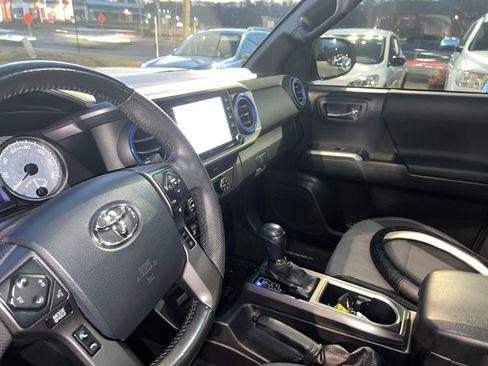 Used 2020 Toyota Tacoma TRD Off-Road w/ Technology Package image 11