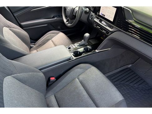 Used 2025 Toyota Camry LE FWD image 17