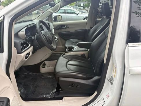 Used 2023 Chrysler Pacifica Touring-L FWD image 12