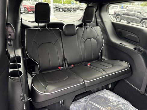 New 2026 Chrysler Pacifica Limited FWD image 32