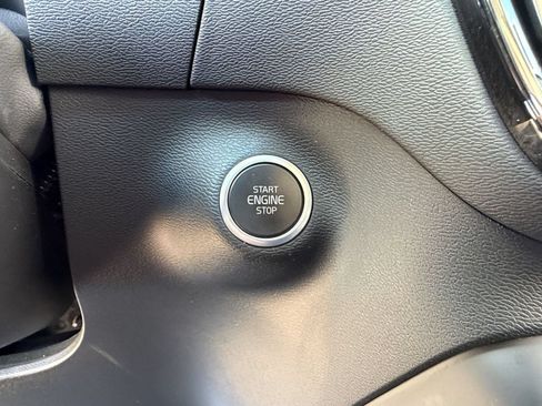 Used 2023 Volvo XC40 B5 Plus AWD/4WD image 17