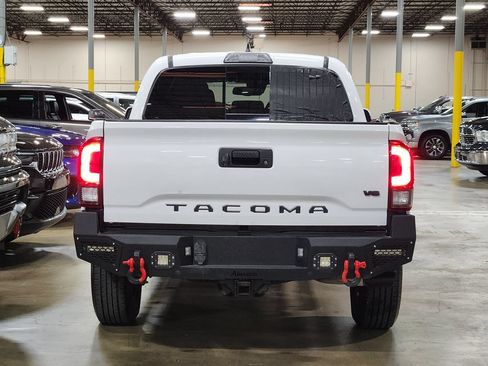 Used 2018 Toyota Tacoma TRD Off-Road AWD/4WD image 10