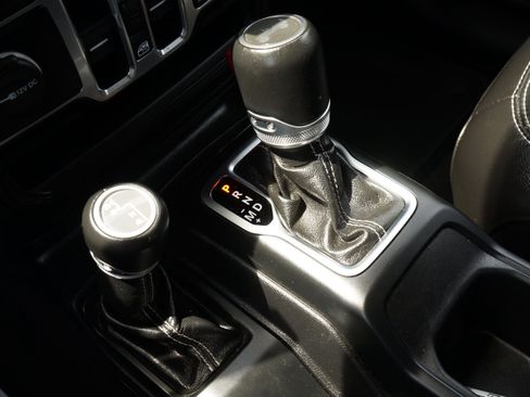 Used 2020 Jeep Wrangler Unlimited Sahara AWD/4WD image 16