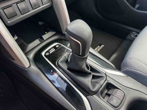 Used 2024 Toyota Corolla Cross SE image 33