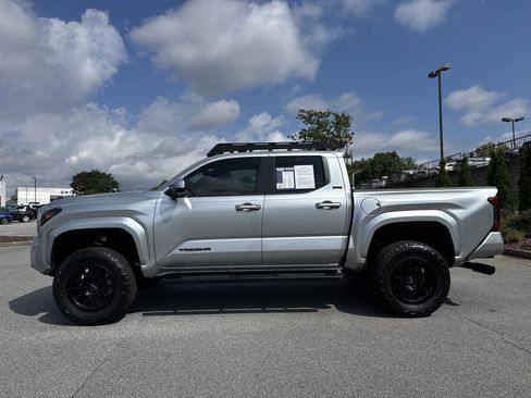 Used 2025 Toyota Tacoma SR5 AWD/4WD image 7