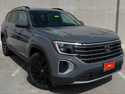 Used 2025 Volkswagen Atlas SE image 1