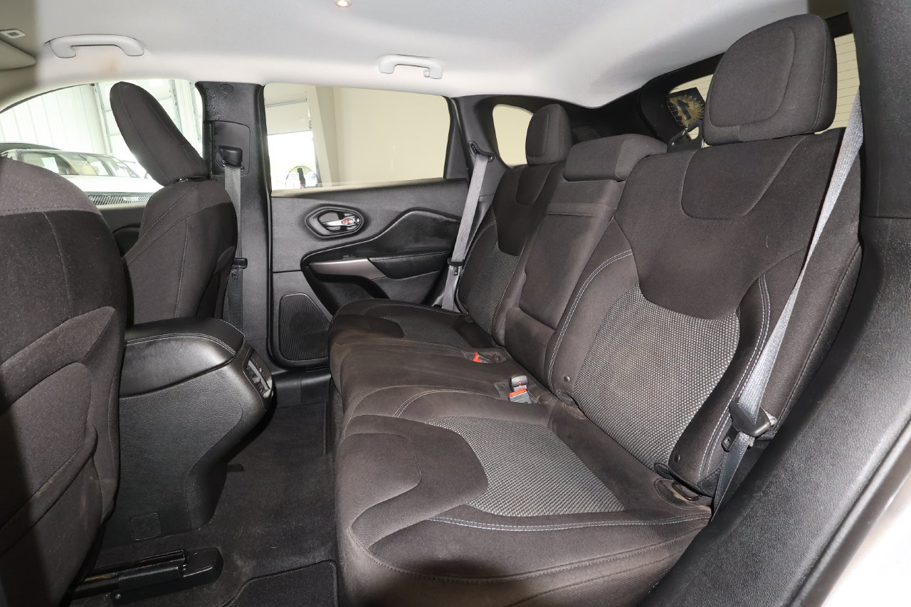 Used 2019 Jeep Cherokee Latitude w/ Popular Appearance Group FWD image 14