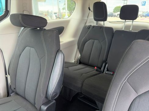 Used 2023 Chrysler Voyager LX FWD image 9
