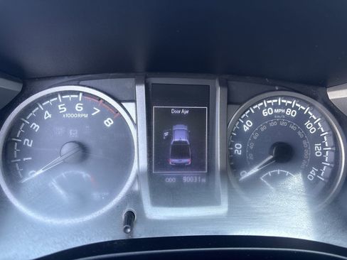 Used 2017 Toyota Tacoma SR5 w/ Tow Package RWD image 21