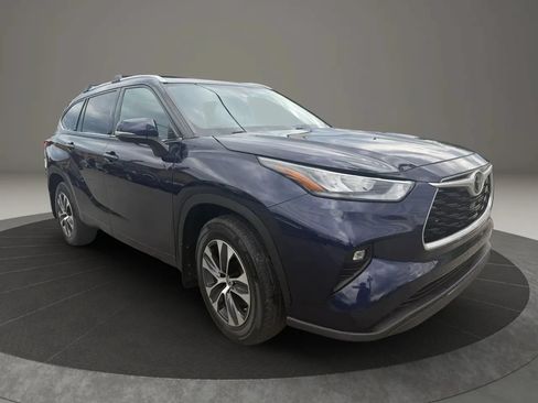 Used 2020 Toyota Highlander XLE AWD/4WD image 3