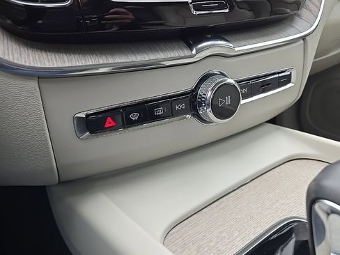 Certified 2023 Volvo XC60 B5 Plus w/ Protection Package Premier image 20