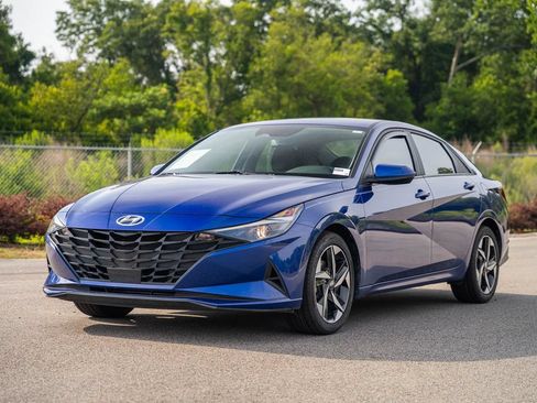 Used 2023 Hyundai Elantra SEL w/ Convenience Package FWD image 3