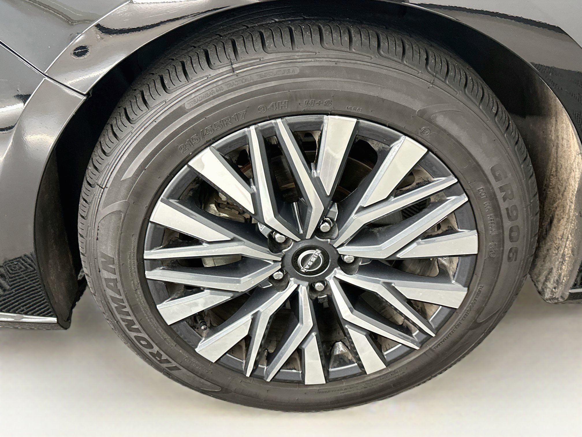 Used 2025 Nissan Altima 2.5 SV FWD image 11