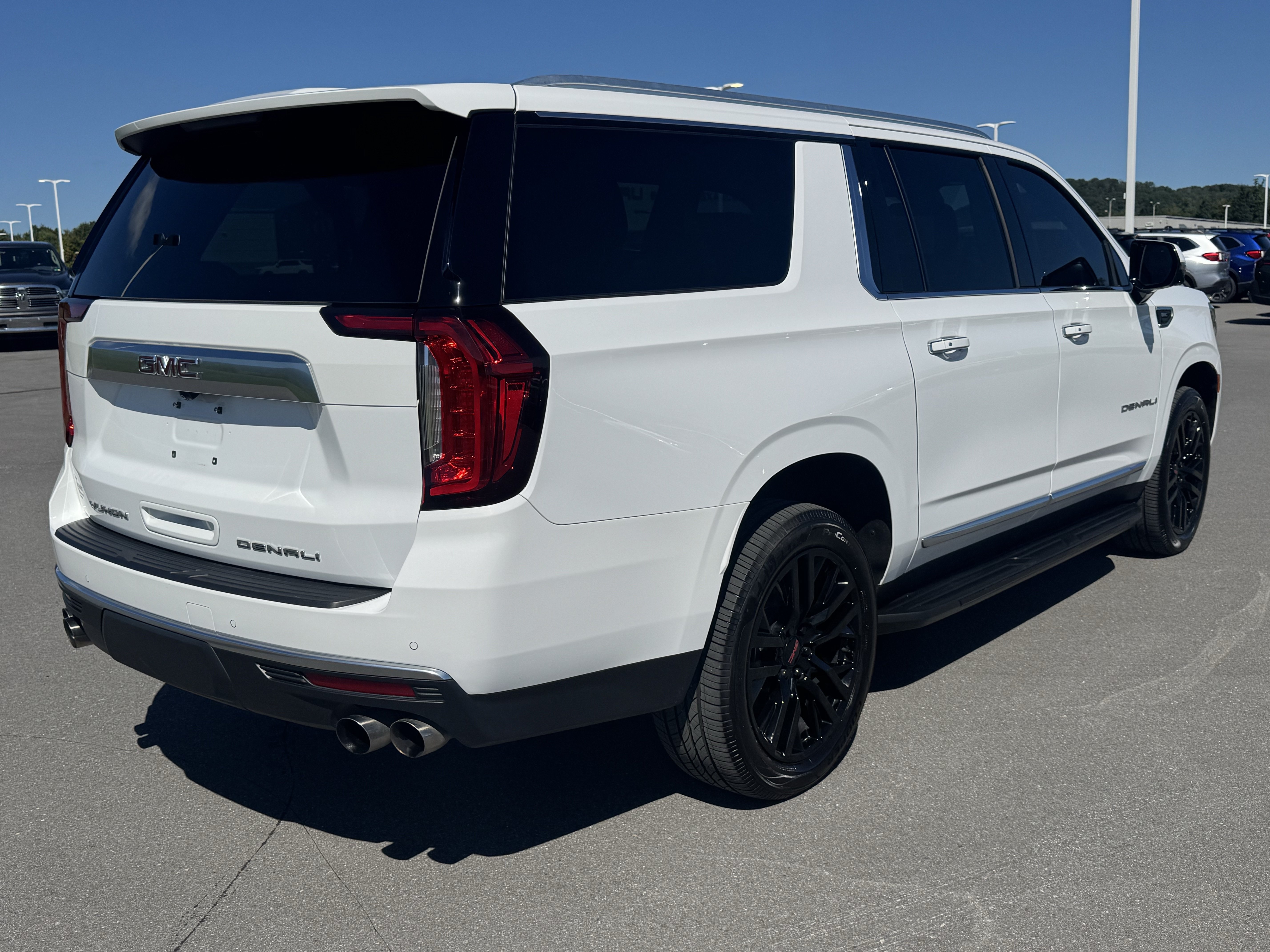 Used 2023 GMC Yukon XL Denali AWD/4WD image 3