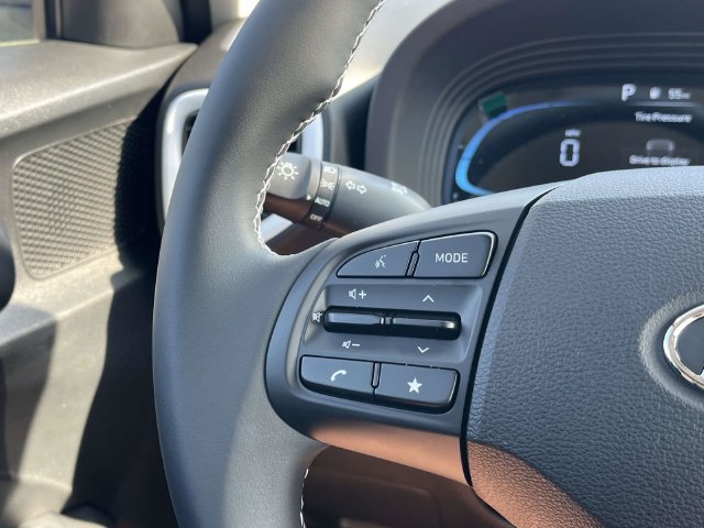 Used 2025 Hyundai Venue Limited FWD image 17