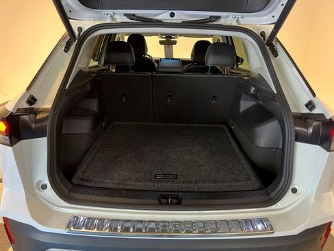 Certified 2025 Volkswagen Tiguan SE FWD image 5