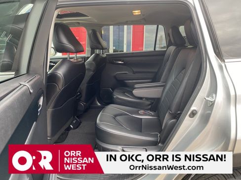 Used 2023 Toyota Highlander XLE image 17