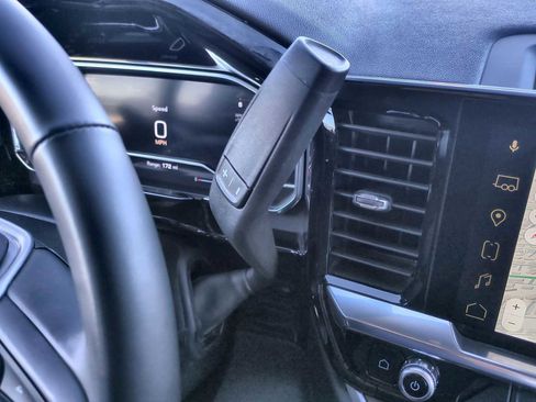 Used 2025 GMC Sierra 1500 SLT image 16