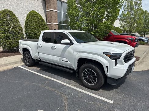 Used 2024 Toyota Tacoma TRD Sport image 1