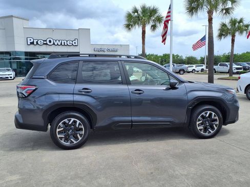 Used 2025 Subaru Forester Premium AWD/4WD image 4