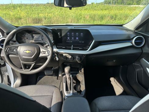 Used 2024 Chevrolet Trax LS w/ LS Convenience Package FWD image 17