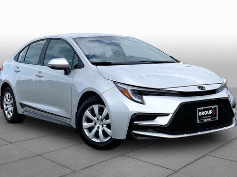 Used 2025 Toyota Corolla SE FWD image 3