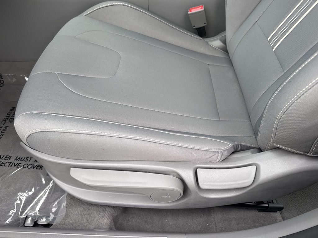 Used 2022 Hyundai Elantra SEL FWD image 24
