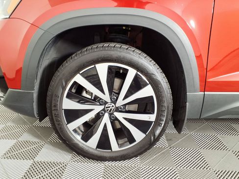 Used 2024 Volkswagen Taos SE w/ Panoramic Sunroof Package FWD image 7