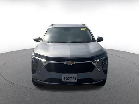 Used 2025 Chevrolet Trax LT FWD image 3