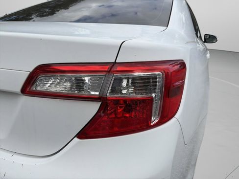 Used 2012 Toyota Camry L image 29