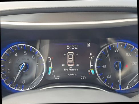 Used 2024 Chrysler Pacifica Touring-L FWD image 26