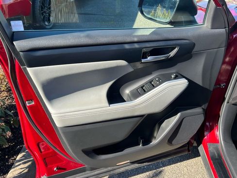 Used 2023 Toyota Highlander XLE image 10