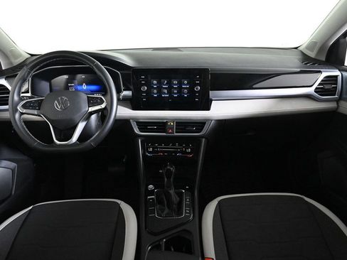 Used 2025 Volkswagen Taos SE image 9