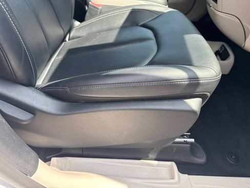Used 2024 Chrysler Pacifica Limited FWD image 36