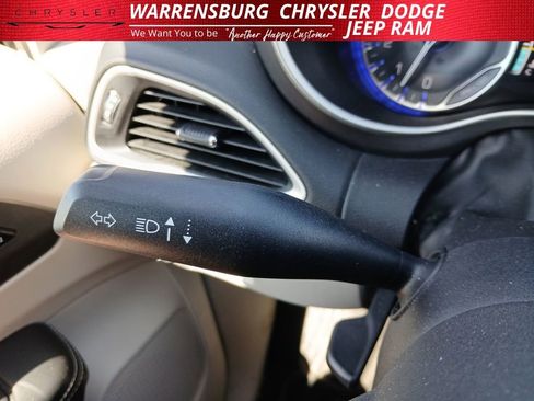 Used 2023 Chrysler Pacifica Touring-L image 17