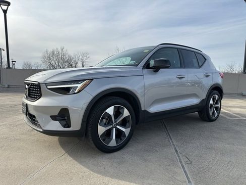 Certified 2023 Volvo XC40 B5 Plus w/ Climate Package image 4