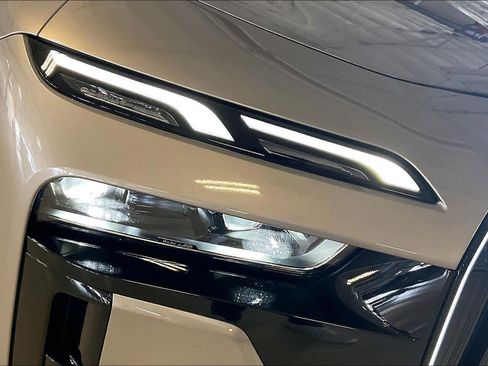 Certified 2024 BMW 760i xDrive AWD/4WD image 25