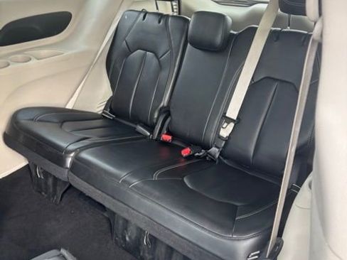 Used 2024 Chrysler Pacifica Touring-L image 19