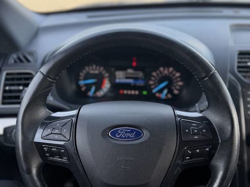 Used 2018 Ford Explorer XLT AWD/4WD image 9